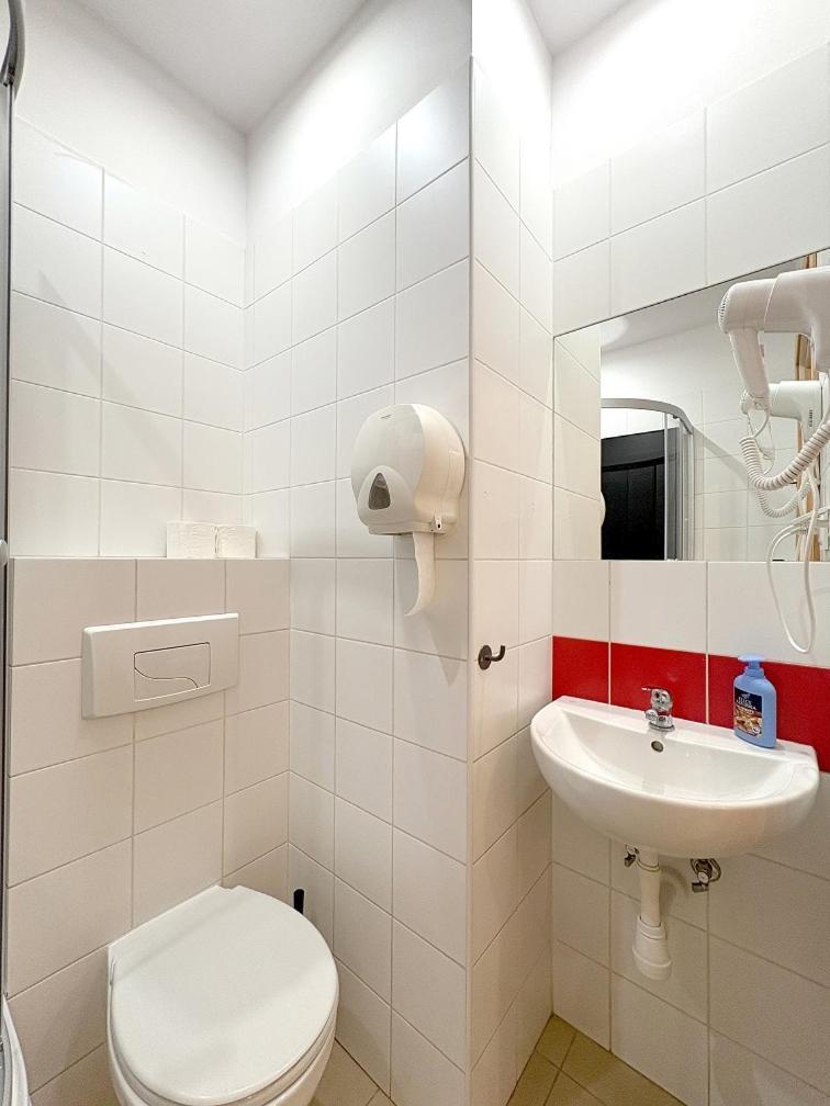 Hala Hostel - Pokoje Na Wylacznosc Tuz Przy Dworcu Gdynia Extérieur photo